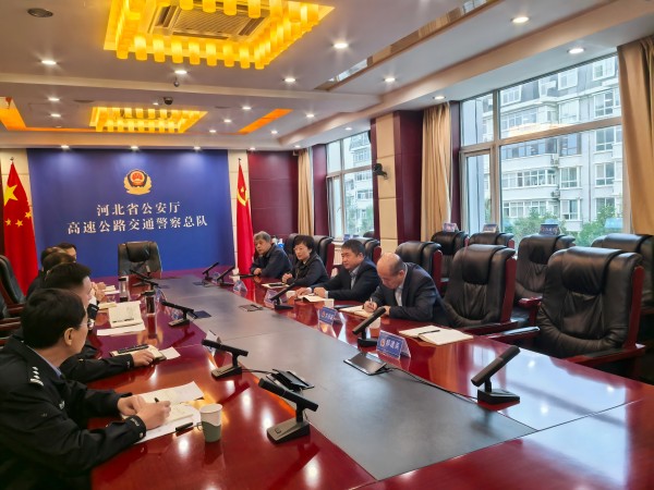 公司領(lǐng)導(dǎo)到河北高速交警總隊(duì).jpg