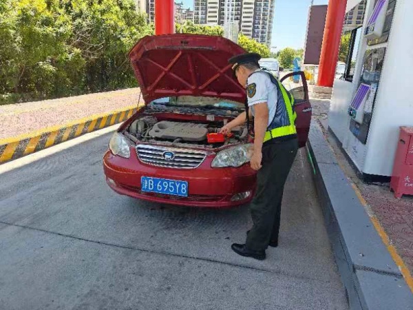 任杰何怡汽車拋錨_副本.jpg