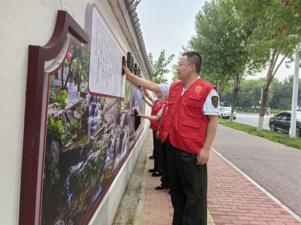 成立志愿服務小隊對保定市旅游宣傳欄進行清理_副本.jpg